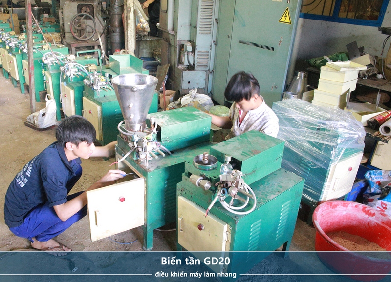 BIEN-TAN-GD-20-MAY-LAM-HUONG Biến tần INVT GD20 là dòng biến tần dùng cho các ứng dụng phổ biến với công suất từ 0,75 kW đến 110 kW. Biến tần INVT GD20 sử dụng công nghệ điều khiển vector vòng hở, cho phép máy móc khởi động nhanh hơn, nâng cao công suất máy. Biến tần INVT GD20 kích thước nhỏ, lắp đặt được trên tường, trên thanh rail nhôm (DIN RAIL) với công suất nhỏ hoặc trên bảng tủ điện. Biến tần INVT GD20 được ứng dụng rộng rãi máy đóng gói, máy dán nhãn, máy đóng chai, máy làm nhang, băng tải cỡ nhỏ, máy rang cà phê, máy chế biến thực phẩm, nông sản, quạt thông gió, bơm… Đặc tính kỹ thuật chính Biến tần INVT GD20 Điều khiển V/F, Sensorless Vector, điều khiển Torque Torque khởi động ở 0.5Hz: 150% Điều khiển tốc độ chính xác đến ±0.2%, đáp ứng nhanh